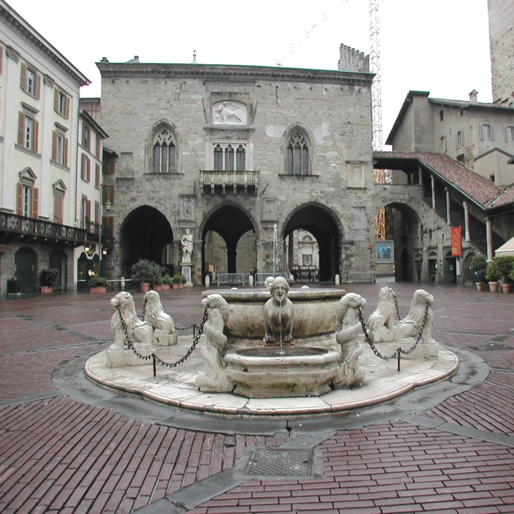 Esta bonita Piazza Vecchia, fue definida por el gran arquitecto Le Courbusier como “la más hermosa plaza de Europa”. 