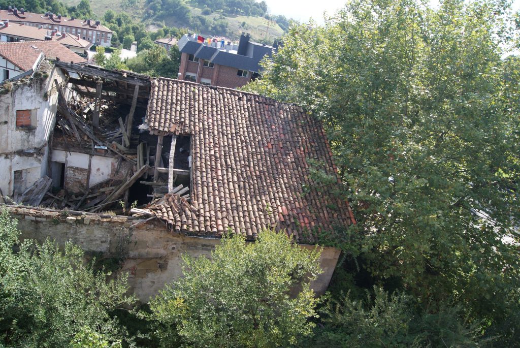 En Aiete volvió a demostrar su aguda observación social; por ejemplo, en esos  bertsos dedicados a la ‘vida en palacio’, debajo de la casona de Aiete, en el borde de la Casa de Cultura