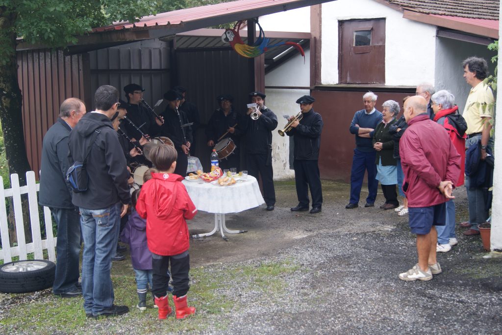 La banda de txistularis recorre el barrio de Aiete

