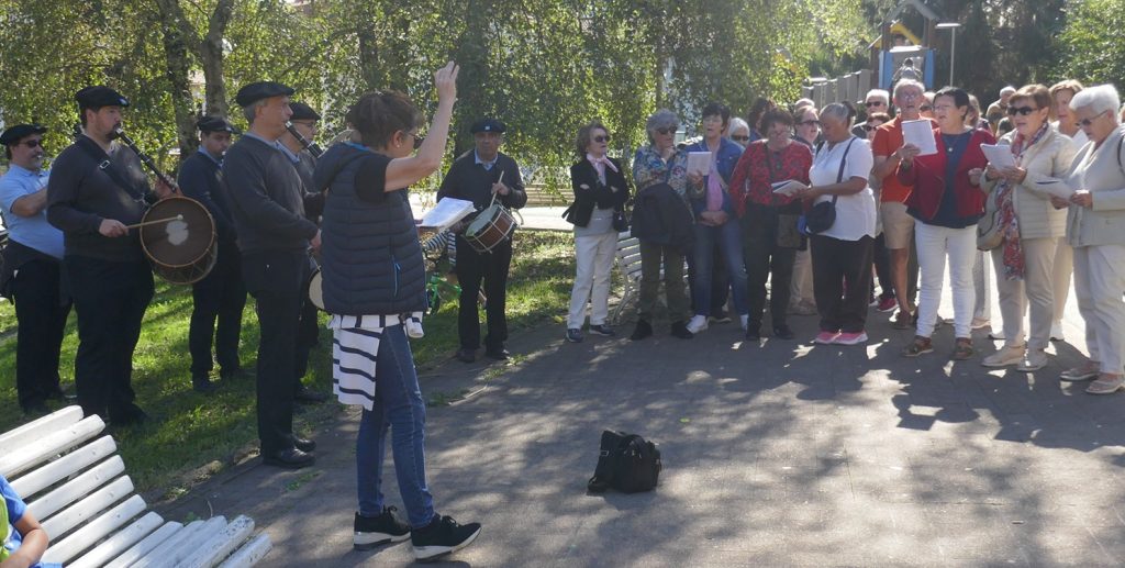 Año tras año, desde el 16 de septiembre de 2012, se reúnen para alegrar una estas mañanas de domingo, son el alma viva de una tradición que llena de color y alegría cada rincón del barrio 
